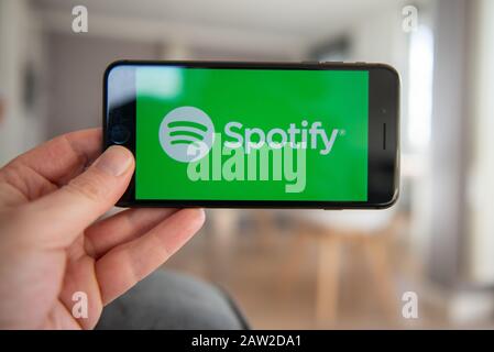 Amsterdam, Niederlande, 02/06/2020, Mann, der sein Telefon hält, Spotify Startbildschirm auf Smartphone, mobiler Bildschirm. Abonnement für Musik-Content-Streaming Stockfoto