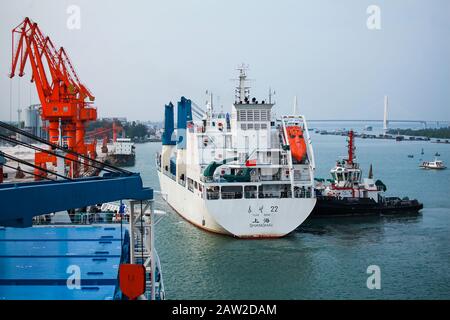 Ein Schiff, das mit Teilen einer Trägerrakete Vom Typ Long March 5B (CZ-5B) beladen ist, die zum Wenchang Satellite Launch Center gesendet wird, ist am Hafen in Wenchang Ci angedockt Stockfoto