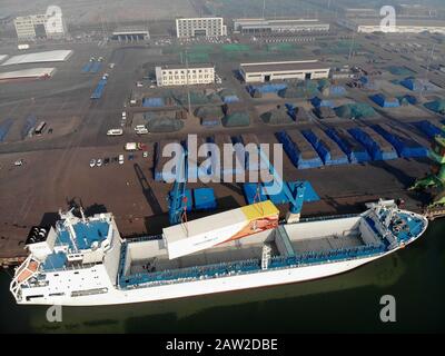 Teile einer Trägerrakete Vom Typ Long March 5B (CZ-5B) werden auf ein Schiff geladen, bevor sie zum Wenchang Satellite Launch Center in Hainan auf einem Kai bei T geschickt werden Stockfoto