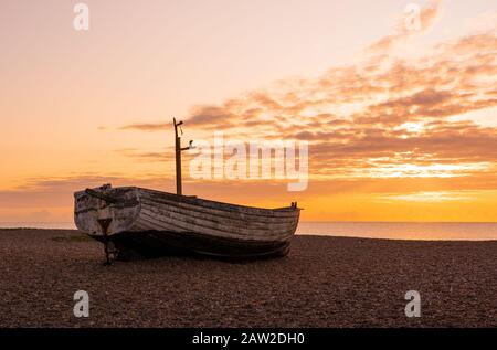 Verlassenes Fischerboot am Aldeburgh Beach bei Sonnenaufgang. Aldeburgh Suffolk UK. Stockfoto