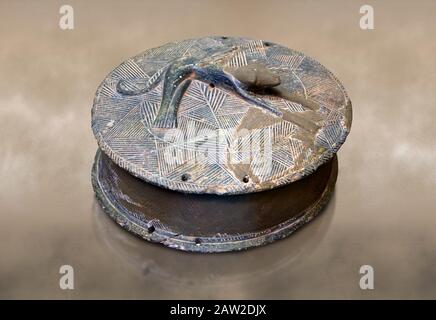 Frühminoische runde Metall-Schmuckkiste mit einem Hund im Deckel, George of the Dead 2600-2300 v. Chr., Heraklion Archaeological Museum, . Stockfoto