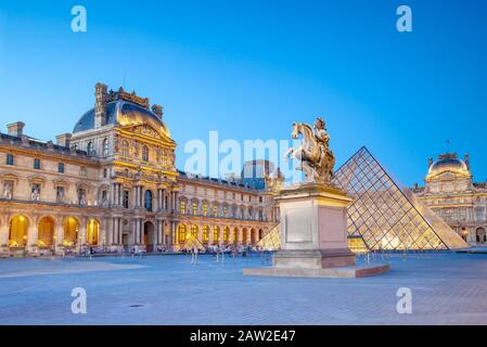 Nacht Szene des Louvre in Paris. Stockfoto