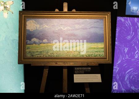 Eine dreidimensionale Reproduktion von Van Goghs Wheatfield unter Gewitterwolken (185), die in der Pressevorschau für das Meet Vincent van Gogh Experience im oberen Boden im Zentrum Londons zu sehen ist. Stockfoto