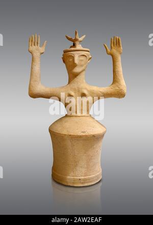 Minoische Statue der postpalastartigen Terracotta-Göttinnen mit erhobenen Armen und Hornkrone, Karphi Sanctuary 1200-1100 v. Chr., Archäologisches Museum Heraklion, grau Stockfoto