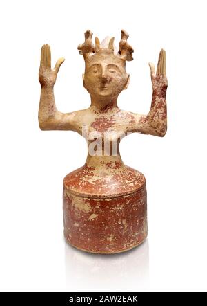 Minoische Statue der postpalastartigen Terracotta-Göttinnen mit erhobenen Armen, Karphi Sanctuary 1200-1100 v. Chr., Archäologisches Museum Heraklion, weißer Hintergrund. Stockfoto