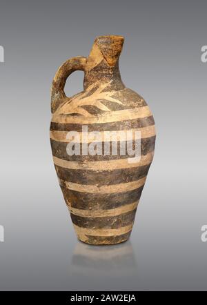 Minoisch dekorierte Kanne im Kamares-Stil mit comnzentrischem Ringmuster, Poros-Friedhof 1800-1650 v. Chr.; Archäologisches Museum Heraklion, grauer Hintergrund. Stockfoto