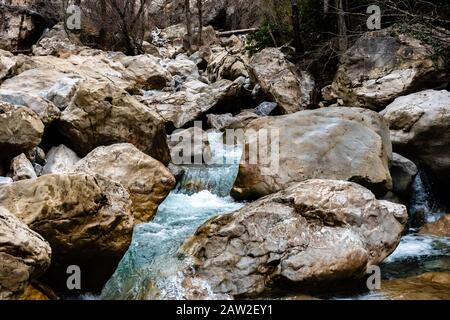 Der Gebirgsfluss Roudoule in den niedrigen französischen Alpen: Der türkisfarbene Bach, der durch die Felsen läuft Stockfoto