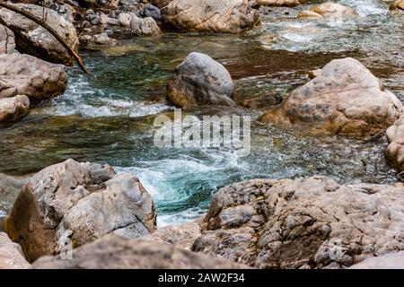 Der Gebirgsfluss Roudoule in den niedrigen französischen Alpen: Der türkisfarbene Bach, der durch die Felsen läuft Stockfoto