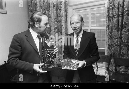 Pressekonferenz Toeristiek Nieuwspoort Willem Duys (l) und Blumendatum: 12. Dezember 1974 Schlagwörter: Pressekonferenzen Personenname: Flower, Duys, William Stockfoto