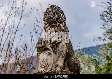 Puget-Theniers, Frankreich - 23. Januar 2020: Eine Statue eines Löwen mit dem "Fleur-de-LIS"-Emblem ("fleur-de-lys"; Iris versicolor) Stockfoto