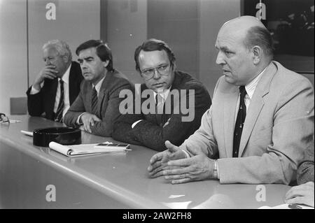 Pressekonferenz der niederländischen Delegation kehrte nach Gesprächen über Abrüstungsfragen aus Moskau zurück. V.l.n.r. Van Eeghen (Kontakte geknüpft) Frinking (CDA), Klaas de Vries (PvdA) und Henk Neuman (Institut für Friedensfragen) Datum: 29. Oktober 1981 Stichwörter: Abrüstungsfragen der Delegation, Personenname der Pressekonferenzen: Eeghen, Ernst Henri, Frinking, Ton, Neuman, Henk Vries, AS Klade Stockfoto