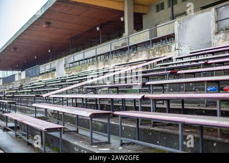 Altes Stadion für viele Zuschauer. Verlassene Tribünen und Gebäude Stockfoto