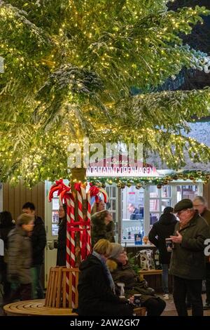 Weihnachtsmarkt in den Tivoli Gärten, Kopenhagen, Dänemark Stockfoto