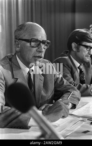 Van Doorn Minister CRM kehrt aus Suriname auf Schiphol zurück und gibt eine Pressekonferenz Pressekonferenzen, Minister, Porträts, Ankunft und Abreise, Thorn, Harry Datum: 20. August 1975 Ort: Noord-Holland, Schiphol Schlüsselwörter: Ankunft und Abreise, Minister, Pressekonferenzen, Porträts Personenname: Dorn, Harry Stockfoto