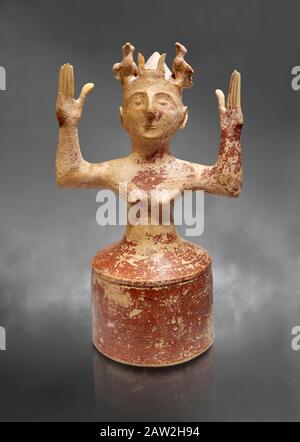 Minoische Statue der postpalastartigen Terracotta-Göttinnen mit erhobenen Armen, Karphi Sanctuary 1200-1100 v. Chr., Archäologisches Museum Heraklion, grauer Hintergrund. T Stockfoto