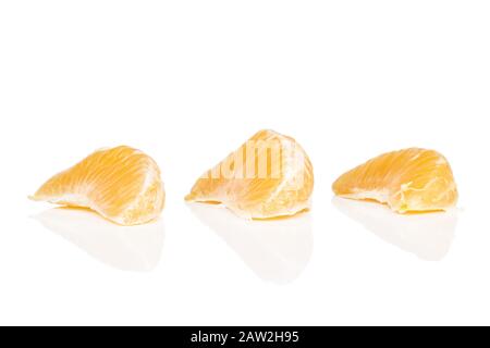 Gruppe von drei Stücken geschälten, frischen orangefarbenen Mandarins isoliert auf weißem Hintergrund Stockfoto