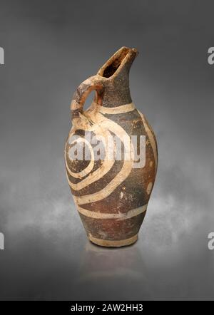 Minoisch dekorierte Krug im Kamares-Stil mit Schwirbelmuster, Poros-Friedhof 1800-1650 v. Chr.; Archäologisches Museum Heraklion, grauer Hintergrund. Stockfoto