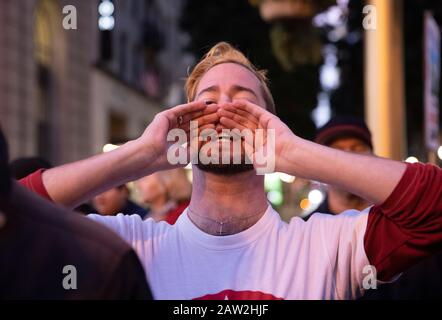 San Francisco, USA. Februar 2020. Die Menschen protestieren gegen Trumps Freispruch von Amtsenthebungsvorwürfen in San Francisco, den Vereinigten Staaten, 5. Februar 2020. Rund 100 Demonstranten versammelten sich am Mittwoch in der Innenstadt von San Francisco, um den Freispruch des US-Senats gegen Präsident Donald Trump wegen Machtmissbrauchs und Behinderung der Kongressvorwürfe zu einem früheren Zeitpunkt zu protestieren. Kredit: Li Jianguo/Xinhua/Alamy Live News Stockfoto