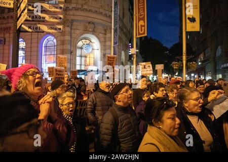 San Francisco, USA. Februar 2020. Die Menschen protestieren gegen Trumps Freispruch von Amtsenthebungsvorwürfen in San Francisco, den Vereinigten Staaten, 5. Februar 2020. Rund 100 Demonstranten versammelten sich am Mittwoch in der Innenstadt von San Francisco, um den Freispruch des US-Senats gegen Präsident Donald Trump wegen Machtmissbrauchs und Behinderung der Kongressvorwürfe zu einem früheren Zeitpunkt zu protestieren. Kredit: Li Jianguo/Xinhua/Alamy Live News Stockfoto