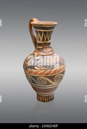 Minoisch dekorierte Krug im Kamares-Stil mit Schwirbelmuster, Poros-Friedhof 1800-1650 v. Chr.; Archäologisches Museum Heraklion, grauer Hintergrund. Stockfoto