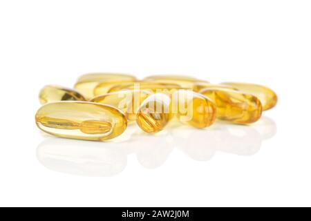 Viel goldenes Fischöl isoliert auf weißem Grund Stockfoto