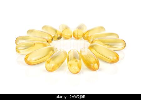 Auf weißem Grund ist jede Menge goldener Fischölblume isoliert Stockfoto