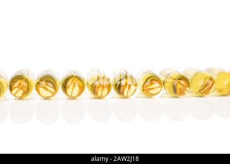 Viel goldenes Fischöl isoliert auf weißem Grund Stockfoto