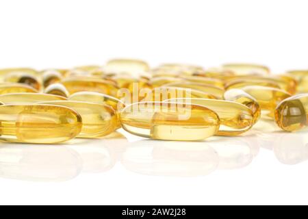Viel ganz ungeordnetes goldenes Fischöl isoliert auf weißem Grund Stockfoto