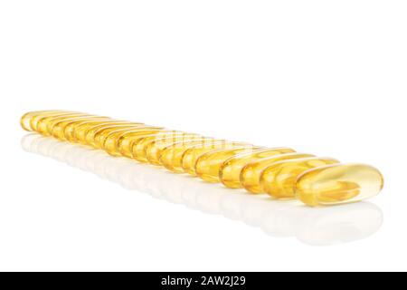Viele ganze goldene Fischöldiagonale isoliert auf weißem Grund Stockfoto