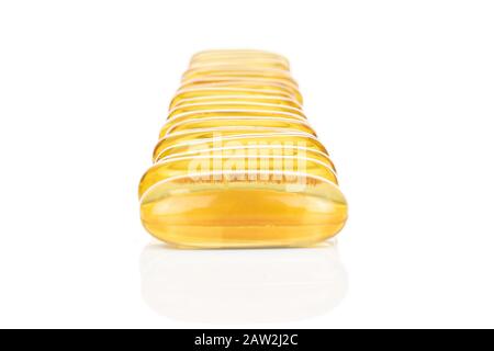 Viel goldenes Fischöl in Reihe isoliert auf weißem Hintergrund Stockfoto