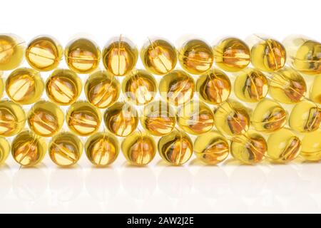 Viel goldenes Fischöl isoliert auf weißem Grund Stockfoto