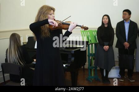 Kiew, Ukraine. Februar 2020. Bogdana Pivnenko, Leiterin der Abteilung Violine der nationalen Musikakademie Petro Tschaikowski, tritt auf einer Veranstaltung auf, um ihre Unterstützung für das chinesische Volk im Kampf gegen die neuartige Coronavirus Epidemie in Kiew, Ukraine, 5. Februar 2020 zum Ausdruck zu bringen. Um MIT "ukrainischen Musikern den Kampf Chinas gegen die neuartigen Coronavirus Epidemie" zu BEGLEITEN Credit: Sergey Starostenko/Xinhua/Alamy Live News Stockfoto