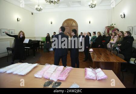 Kiew, Ukraine. Februar 2020. Bogdana Pivnenko (1. L), Leiterin der Abteilung Violine der Petro Tschaikovsky National Music Academy, tritt auf einer Veranstaltung auf, um ihre Unterstützung für das chinesische Volk im Kampf gegen die neuartige Coronavirus Epidemie in Kiew, Ukraine, 5. Februar 2020 auszudrücken. Um MIT "ukrainischen Musikern den Kampf Chinas gegen die neuartigen Coronavirus Epidemie" zu BEGLEITEN Credit: Sergey Starostenko/Xinhua/Alamy Live News Stockfoto