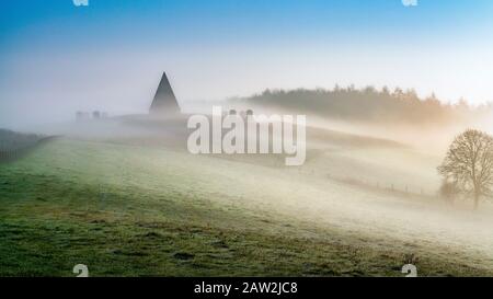 York, England, 6. Februar 2020, atmosphärischer vorübergehender Nebel auf dem Castle Howard Estate, Pyramid and Welburn Village in North Yorkshire, Credit: John Potter/Alamy Live News Stockfoto