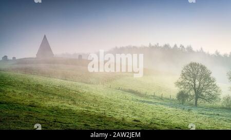 York, England, 6. Februar 2020, atmosphärischer vorübergehender Nebel auf dem Castle Howard Estate, Pyramid and Welburn Village in North Yorkshire, Credit: John Potter/Alamy Live News Stockfoto