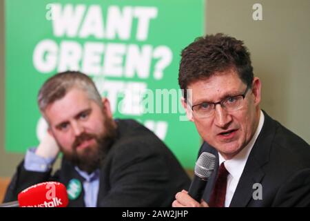 Der Vorsitzende der grünen Partei Eamon Ryan (rechts) neben dem Parteikandidaten Peter Kavanagh während einer Pressekonferenz in der Irish Georgian Society, William St, Dublin, während er auf dem Weg zum allgemeinen Wahlkampf ist. Stockfoto