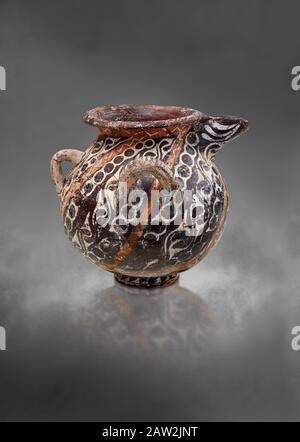 Minoan Kamares Ware sprießt Krug mit polychromen Dekorationen, Phaistos 1800-1650 v. Chr.; Archäologisches Museum Heraklion, grauer Hintergrund. Dieser Stil von Stockfoto