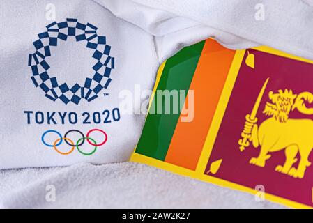 TOKIO, JAPAN, FEBRUAR. 4, 2020: Nationalflaggen Sri Lankas, offizielles Logo der Olympischen Sommerspiele in Tokio 2020. Weißer Hintergrund Stockfoto