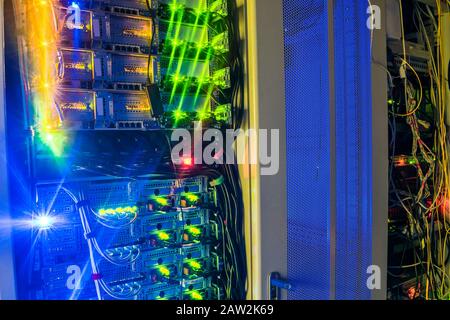 Racks mit Servern befinden sich im Serverraum des Rechenzentrums. Computerinternettechnologien. Stockfoto