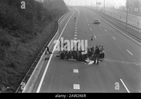Autofreier Sonntag im Zusammenhang mit dem Ölboykott Auf einer Autobahn Datum: 4. November 1973 Schlüsselwörter: Autobahnen, autofreie Sonntage, Ölboykott, Ölkrise, Picknicks Stockfoto