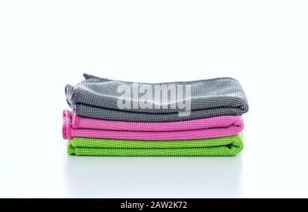 Reinigungstücher Mikrofasertuch isoliert vor weißem Hintergrund, Gefaltete Reinigungstücher Textilservietten bunte Stapel. Haushaltsreinigung im Haushalt Stockfoto