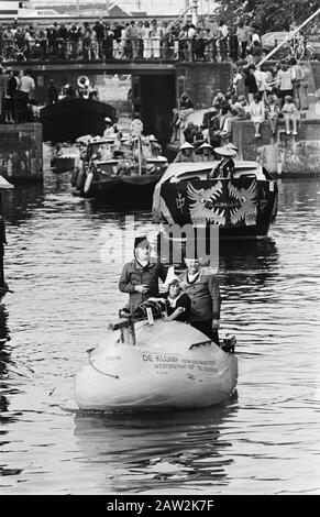 Segeln Sie 80 Amsterdam Pieremacheltochcht die Kanäle: Ein Segeltörn Datum: 7. August 1980 Standort: Amsterdam, Noord-Holland Schlüsselwörter: Kanäle, Schiffe Stockfoto