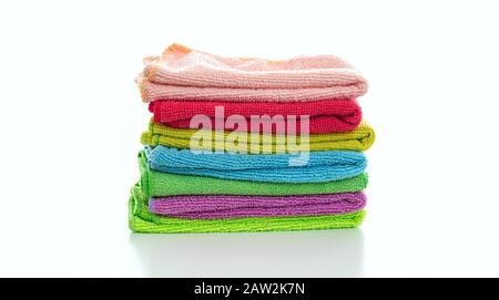 Reinigungstücher Mikrofasertuch isoliert vor weißem Hintergrund, Gefaltete Reinigungstücher Textilservietten bunte Stapel. Haushaltsreinigung im Haushalt Stockfoto