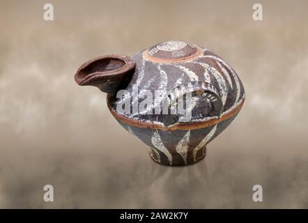 Minoan Kamares Ware Schnabelkanne mit 2 Griffen und polychromen Dekorationen, Phaistos 1800-1650 v. Chr.; Archäologisches Museum Heraklion. Dieser Stil Stockfoto