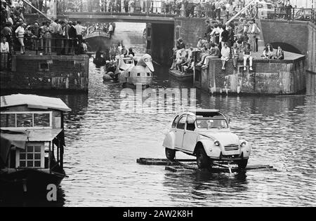 Segeln Sie 80 Amsterdam Pieremacheltoch die Kanäle: Eine hässliche Ente (Auto) im Kanal Datum: 7. August 1980 Standort: Amsterdam, Noord-Holland Schlagwörter: Autos, Kanäle, Schiffe Stockfoto