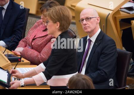 Edinburgh, Großbritannien. Februar 2020. Abgebildet: Nicola Sturgeon MSP - Erster Minister von Schottland und Führer der Scottish National Party (SNP). Szenen aus dem schottischen Parlament an dem Tag, an dem Finanzminister Derek Mackay sein Budget enthüllen sollte, Wurden Erste Ministerfragen durch den Rücktritt des Finanzministers in den letzten Nächten gemarzt. Kate Forbes wird das Budget später am heutigen Nachmittag abliefern. Kredit: Colin Fisher/Alamy Live News Stockfoto