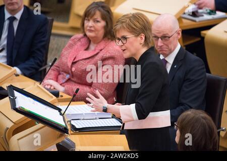 Edinburgh, Großbritannien. Februar 2020. Abgebildet: Nicola Sturgeon MSP - Erster Minister von Schottland und Führer der Scottish National Party (SNP). Szenen aus dem schottischen Parlament an dem Tag, an dem Finanzminister Derek Mackay sein Budget enthüllen sollte, Wurden Erste Ministerfragen durch den Rücktritt des Finanzministers in den letzten Nächten gemarzt. Kate Forbes wird das Budget später am heutigen Nachmittag abliefern. Kredit: Colin Fisher/Alamy Live News Stockfoto