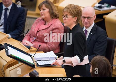 Edinburgh, Großbritannien. Februar 2020. Abgebildet: Nicola Sturgeon MSP - Erster Minister von Schottland und Führer der Scottish National Party (SNP). Szenen aus dem schottischen Parlament an dem Tag, an dem Finanzminister Derek Mackay sein Budget enthüllen sollte, Wurden Erste Ministerfragen durch den Rücktritt des Finanzministers in den letzten Nächten gemarzt. Kate Forbes wird das Budget später am heutigen Nachmittag abliefern. Kredit: Colin Fisher/Alamy Live News Stockfoto