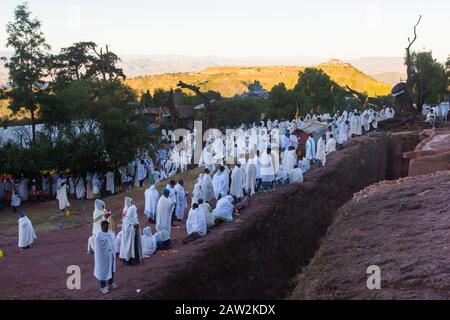 Lalibela, Äthiopien - November 2018: Pilger, die in traditionellen äthiopischen weißen Farben gekleidet sind, versammeln sich außerhalb der unterirdischen Kirchen von Lalibela. Stockfoto