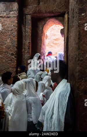 Lalibela, Äthiopien - November 2018: Pilger, die in traditionellen äthiopischen weißen Farben gekleidet sind, sammeln sich in den unterirdischen Kirchen von Lalibela. Stockfoto